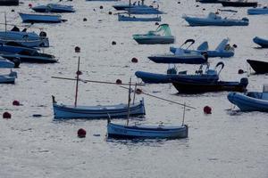 barcos de recreo amarrados en una bahía foto