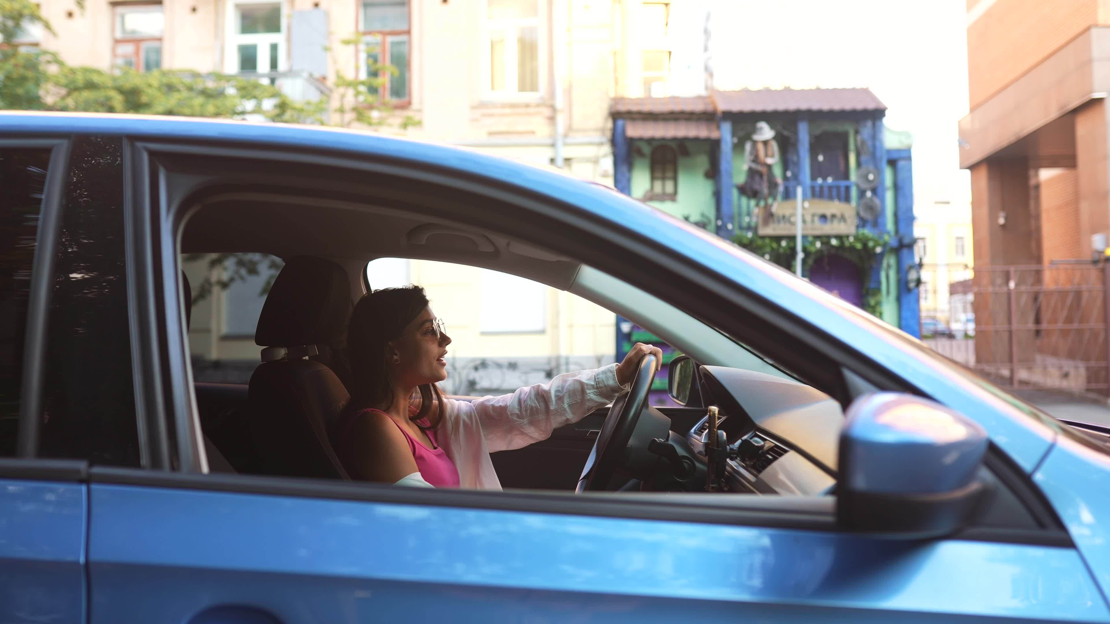 une jeune femme prend une voiture du centre de service automobile. elle est  contente car le travail est parfaitement fait 6407531 Photo de stock chez  Vecteezy