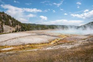 vista escénica de la emisión de humo de la cuenca del géiser a mitad de camino en el parque de piedra amarilla foto