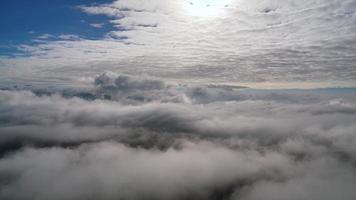 8k twee verschillend lagen van wolken tijd vervallen video