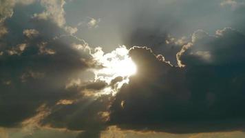 Rayos de sol de 8k a través de nubes en movimiento video