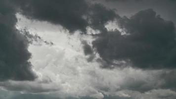 8k donker deprimerend zwart storm wolken aan het bedekken de lucht video