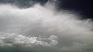 8k deux couches de nuages différentes dans le ciel bleu video