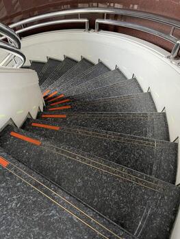 escalera moderna en el edificio foto