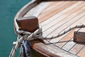 cuerda en la cubierta de un barco de madera foto