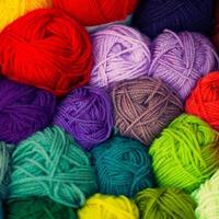 bolas de hilo de lana de diferentes colores foto
