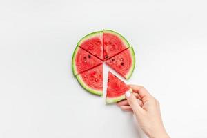 rodajas de sandía fresca en manos de mujer foto