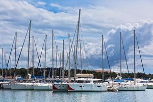 vodice, vista al puerto deportivo de croacia foto