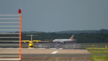 düsseldorf, deutschland 23. juli 2017 - dornier 328 jet des aero dienst ambulance bremsen nach der landung und dem rollen am internationalen flughafen düsseldorf dus. germanwings rollt in den hintergrund video