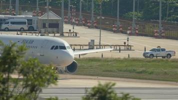 phuket, tailandia 26 de noviembre de 2019 - silkair airbus 320 9v slj rodando hasta la pista antes de la salida del aeropuerto de phuket. vista desde el último piso del hotel cerca del aeropuerto video