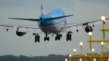 amsterdam, nederland 28 juli 2017 - klm royal dutch airlines boeing 747 landing op baan 18r polderbaan in de ochtend. shiphol airport, amsterdam, holland video