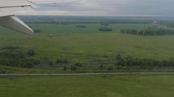 Das Verkehrsflugzeug, das vom internationalen Flughafen Nowosibirsk abfliegt, Blick aus dem Bullauge der Kabine. video