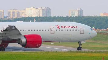 moscou, federação russa 13 de setembro de 2020 - rossiya airlines boeing 777 ei geu alinhando na pista 24l antes da partida no início da manhã, aeroporto internacional de sheremetyevo, svo uuee video