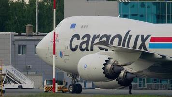 novosibirsk, Russisch federatie juni 10, 2020 - cargolux boeing 747 lx vcn wezen gesleept terug voordat vertrek. tolmachevo luchthaven, Novosibirsk video