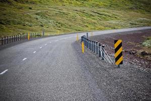 carretera a través del paisaje de las montañas de islandia foto