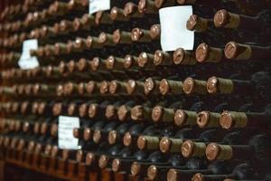 un primer plano de una bodega de vinos. concepto de vinificación foto