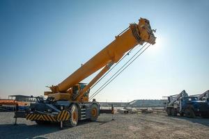 una grúa de oruga que trabaja en un área de construcción industrial foto