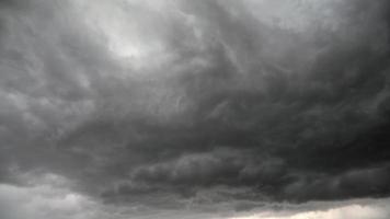 Lapso de tiempo de nubes de tormenta fuerte de 8k video