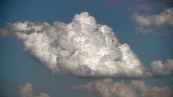 8k weiße Wolke, die im blauen Himmel explodiert video