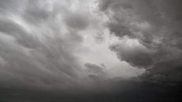 Capas de nubes de tormenta de 8k de espesor video