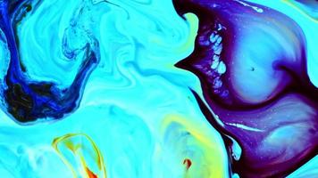 la belleza abstracta de la pintura de la tinta del arte explota la extensión colorida de la fantasía. es una mezcla en la leche, una reacción química cuando agrega sopa en la leche. la naturaleza está haciendo esto por sí misma. video