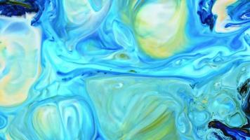 abstrakt skönhet av konst bläck måla explodera färgrik fantasi spridning. den är en blandning på mjölk en kemisk reaktion när du Lagt till soppa i mjölk. natur är håller på med detta sig. video