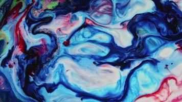 abstrakt skönhet av konst bläck måla explodera färgrik fantasi spridning. den är en blandning på mjölk en kemisk reaktion när du Lagt till soppa i mjölk. natur är håller på med detta sig. video