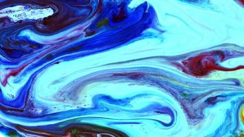 la belleza abstracta de la pintura de la tinta del arte explota la extensión colorida de la fantasía. es una mezcla en la leche, una reacción química cuando agrega sopa en la leche. la naturaleza está haciendo esto por sí misma. video