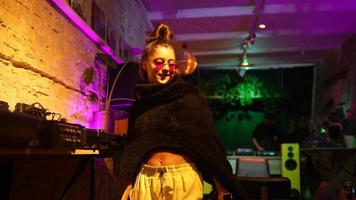 Frau mit Sonnenbrille tanzt auf einer Clubparty video