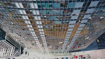 stark reflektierende Fenster eines modernen Wolkenkratzers video