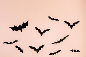concepto de halloween. murciélagos y arañas sobre fondo rosa. decoraciones festivas. foto