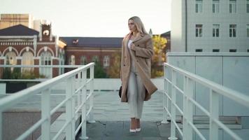 bellissimo attività commerciale donna passeggiate con fiducia attraverso il città parco a tramonto. carriera le persone. moda, bellezza. femmina ritratti. vero le persone. lento movimento video