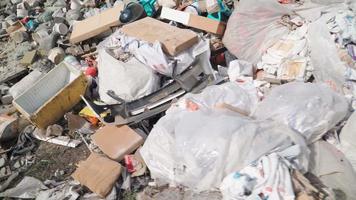 verontreiniging concept. vuilnis stapel in uitschot dump of stortplaats. globaal schade milieu. bouw brokstukken. video