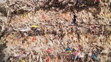 inquinamento concetto. spazzatura mucchio nel spazzatura cumulo di rifiuti o discarica. globale danno ambientale. costruzione detriti. video