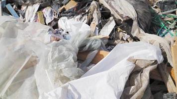 inquinamento concetto. spazzatura mucchio nel spazzatura cumulo di rifiuti o discarica. globale danno ambientale. costruzione detriti. video
