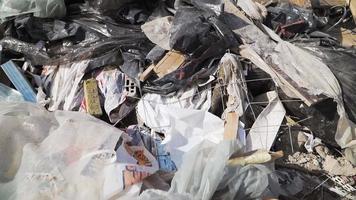 notion de pollution. tas d'ordures dans une décharge ou une décharge. dommages environnementaux globaux. débris de construction. video