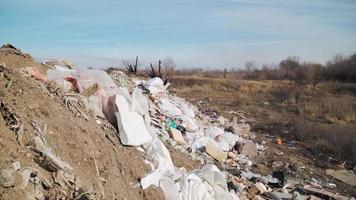 concepto de contaminación. pila de basura en basureros o vertederos. daño global ambiental. residuos de construcción. video