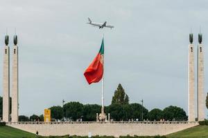 bandera de portugal en el parque eduardo vii yuxtapuesta contra un avión perteneciente a air france foto