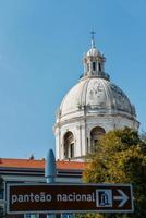 fachada exterior del panteón nacional, un monumento del siglo XVII de lisboa, portugal contra un cielo azul con un cartel que apunta hacia su entrada foto