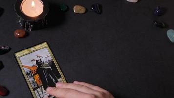 las manos de una adivina hacen un trato para el futuro con la ayuda de las cartas del tarot. kiev, ucrania - 07 sep 2022 video