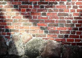 texturas de pared de ladrillo envejecidas y desgastadas con iluminación muy brillante foto