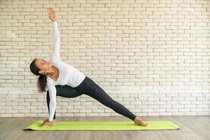 mujer latina, practicar, yoga, en, mat foto