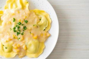 Pasta de ravioles con salsa de queso de maíz foto