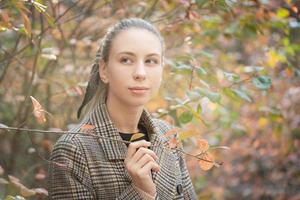 mujer joven en bosque foto