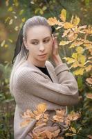 mujer joven en bosque foto