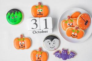 galletas divertidas de halloween con calendario 31 de octubre sobre fondo blanco. truco o amenaza, feliz halloween, hola octubre, otoño otoño, festivo, fiesta y concepto de vacaciones foto