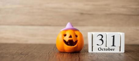 feliz día de halloween con calabaza jack o linterna y calendario del 31 de octubre. truco o amenaza, hola octubre, otoño otoño, festivo, fiesta y concepto de vacaciones foto