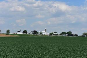 hermosas tierras de cultivo del condado de lancaster con silos, un granero y campos foto