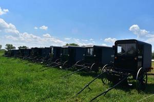 hermosa granja con buggies amish estacionados en ella foto