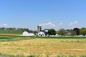 graneros, silos y pastos en una granja de Pensilvania foto